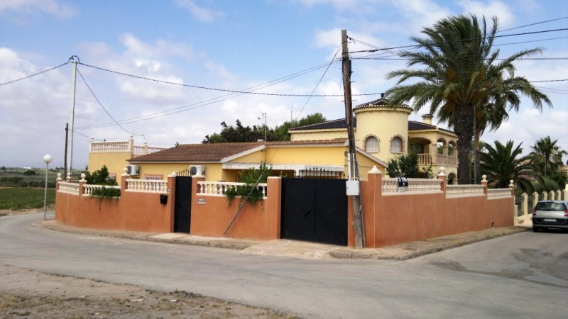 3 bedroom Villa for sale in Carmoli